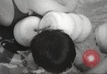 Immagine di Bambini giapponesi nuotare Tokyo Giappone, 1967, secondo 30 filmato di repertorio 65675063956