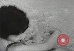 Immagine di Bambini giapponesi nuotare Tokyo Giappone, 1967, secondo 32 filmato di repertorio 65675063956