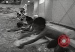 Immagine di Bambini giapponesi nuotare Tokyo Giappone, 1967, secondo 34 filmato di repertorio 65675063956