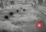 Immagine di Bambini giapponesi nuotare Tokyo Giappone, 1967, secondo 35 filmato di repertorio 65675063956