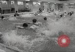 Immagine di Bambini giapponesi nuotare Tokyo Giappone, 1967, secondo 37 filmato di repertorio 65675063956