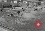 Immagine di Bambini giapponesi nuotare Tokyo Giappone, 1967, secondo 38 filmato di repertorio 65675063956