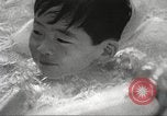 Immagine di Bambini giapponesi nuotare Tokyo Giappone, 1967, secondo 39 filmato di repertorio 65675063956