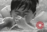 Immagine di Bambini giapponesi nuotare Tokyo Giappone, 1967, secondo 40 filmato di repertorio 65675063956