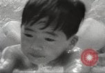 Immagine di Bambini giapponesi nuotare Tokyo Giappone, 1967, secondo 41 filmato di repertorio 65675063956