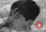 Immagine di Bambini giapponesi nuotare Tokyo Giappone, 1967, secondo 42 filmato di repertorio 65675063956