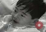 Immagine di Bambini giapponesi nuotare Tokyo Giappone, 1967, secondo 43 filmato di repertorio 65675063956