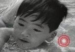 Immagine di Bambini giapponesi nuotare Tokyo Giappone, 1967, secondo 44 filmato di repertorio 65675063956