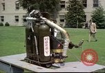 Standbild rocket Riemen Jet Pack Testflug am Pentagon Arlington Virginia USA, 1961, aus Sekunde 8 historischem Filmmaterial Videoclip 65675063979