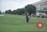 Standbild rocket Riemen Jet Pack Testflug am Pentagon Arlington Virginia USA, 1961, aus Sekunde 38 historischem Filmmaterial Videoclip 65675063979