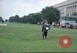Standbild rocket Riemen Jet Pack Testflug am Pentagon Arlington Virginia USA, 1961, aus Sekunde 39 historischem Filmmaterial Videoclip 65675063979