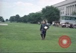 Standbild rocket Riemen Jet Pack Testflug am Pentagon Arlington Virginia USA, 1961, aus Sekunde 40 historischem Filmmaterial Videoclip 65675063979