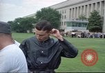Standbild rocket Riemen Jet Pack Testflug am Pentagon Arlington Virginia USA, 1961, aus Sekunde 48 historischem Filmmaterial Videoclip 65675063979