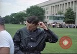 Standbild rocket Riemen Jet Pack Testflug am Pentagon Arlington Virginia USA, 1961, aus Sekunde 49 historischem Filmmaterial Videoclip 65675063979