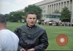 Standbild rocket Riemen Jet Pack Testflug am Pentagon Arlington Virginia USA, 1961, aus Sekunde 50 historischem Filmmaterial Videoclip 65675063979