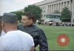Standbild rocket Riemen Jet Pack Testflug am Pentagon Arlington Virginia USA, 1961, aus Sekunde 51 historischem Filmmaterial Videoclip 65675063979