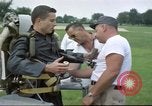 Standbild rocket Riemen Jet Pack Testflug am Pentagon Arlington Virginia USA, 1961, aus Sekunde 55 historischem Filmmaterial Videoclip 65675063979