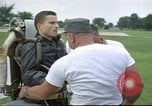 Standbild rocket Riemen Jet Pack Testflug am Pentagon Arlington Virginia USA, 1961, aus Sekunde 57 historischem Filmmaterial Videoclip 65675063979