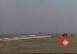 Image Variété d'aéronefs à l'aérodrome de occupé pendant la guerre de Vietnam Da Nang au Vietnam, 1970, de la seconde 12 séquences d'archives historiques vidéo 65675064009