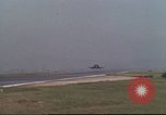 Image Variété d'aéronefs à l'aérodrome de occupé pendant la guerre de Vietnam Da Nang au Vietnam, 1970, de la seconde 16 séquences d'archives historiques vidéo 65675064009