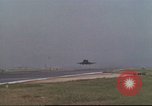 Image Variété d'aéronefs à l'aérodrome de occupé pendant la guerre de Vietnam Da Nang au Vietnam, 1970, de la seconde 17 séquences d'archives historiques vidéo 65675064009
