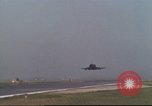 Image Variété d'aéronefs à l'aérodrome de occupé pendant la guerre de Vietnam Da Nang au Vietnam, 1970, de la seconde 18 séquences d'archives historiques vidéo 65675064009