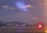 Image avion militaires et civiles américaines les aéronefs sont exploités sur aérodrome Da Nang au Vietnam, 1970, de la seconde 5 séquences d'archives historiques vidéo 65675064010