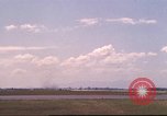 Image avion militaires et civiles américaines les aéronefs sont exploités sur aérodrome Da Nang au Vietnam, 1970, de la seconde 7 séquences d'archives historiques vidéo 65675064010
