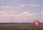 Image avion militaires et civiles américaines les aéronefs sont exploités sur aérodrome Da Nang au Vietnam, 1970, de la seconde 8 séquences d'archives historiques vidéo 65675064010