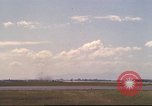 Image avion militaires et civiles américaines les aéronefs sont exploités sur aérodrome Da Nang au Vietnam, 1970, de la seconde 9 séquences d'archives historiques vidéo 65675064010