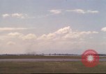 Image avion militaires et civiles américaines les aéronefs sont exploités sur aérodrome Da Nang au Vietnam, 1970, de la seconde 10 séquences d'archives historiques vidéo 65675064010