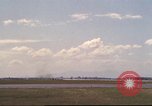 Image avion militaires et civiles américaines les aéronefs sont exploités sur aérodrome Da Nang au Vietnam, 1970, de la seconde 11 séquences d'archives historiques vidéo 65675064010