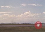 Image avion militaires et civiles américaines les aéronefs sont exploités sur aérodrome Da Nang au Vietnam, 1970, de la seconde 12 séquences d'archives historiques vidéo 65675064010