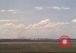 Image avion militaires et civiles américaines les aéronefs sont exploités sur aérodrome Da Nang au Vietnam, 1970, de la seconde 13 séquences d'archives historiques vidéo 65675064010