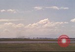 Image avion militaires et civiles américaines les aéronefs sont exploités sur aérodrome Da Nang au Vietnam, 1970, de la seconde 14 séquences d'archives historiques vidéo 65675064010