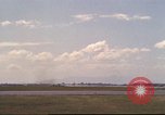 Image avion militaires et civiles américaines les aéronefs sont exploités sur aérodrome Da Nang au Vietnam, 1970, de la seconde 15 séquences d'archives historiques vidéo 65675064010