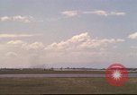Image avion militaires et civiles américaines les aéronefs sont exploités sur aérodrome Da Nang au Vietnam, 1970, de la seconde 16 séquences d'archives historiques vidéo 65675064010