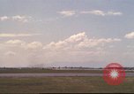 Image avion militaires et civiles américaines les aéronefs sont exploités sur aérodrome Da Nang au Vietnam, 1970, de la seconde 17 séquences d'archives historiques vidéo 65675064010