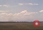 Image avion militaires et civiles américaines les aéronefs sont exploités sur aérodrome Da Nang au Vietnam, 1970, de la seconde 18 séquences d'archives historiques vidéo 65675064010