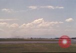 Image avion militaires et civiles américaines les aéronefs sont exploités sur aérodrome Da Nang au Vietnam, 1970, de la seconde 19 séquences d'archives historiques vidéo 65675064010