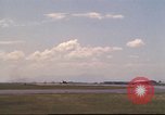Image avion militaires et civiles américaines les aéronefs sont exploités sur aérodrome Da Nang au Vietnam, 1970, de la seconde 20 séquences d'archives historiques vidéo 65675064010