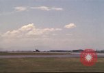 Image avion militaires et civiles américaines les aéronefs sont exploités sur aérodrome Da Nang au Vietnam, 1970, de la seconde 21 séquences d'archives historiques vidéo 65675064010