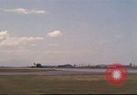 Image avion militaires et civiles américaines les aéronefs sont exploités sur aérodrome Da Nang au Vietnam, 1970, de la seconde 22 séquences d'archives historiques vidéo 65675064010