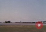 Image avion militaires et civiles américaines les aéronefs sont exploités sur aérodrome Da Nang au Vietnam, 1970, de la seconde 23 séquences d'archives historiques vidéo 65675064010