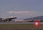 Image avion militaires et civiles américaines les aéronefs sont exploités sur aérodrome Da Nang au Vietnam, 1970, de la seconde 24 séquences d'archives historiques vidéo 65675064010