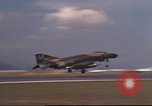 Image avion militaires et civiles américaines les aéronefs sont exploités sur aérodrome Da Nang au Vietnam, 1970, de la seconde 25 séquences d'archives historiques vidéo 65675064010
