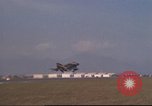 Image avion militaires et civiles américaines les aéronefs sont exploités sur aérodrome Da Nang au Vietnam, 1970, de la seconde 26 séquences d'archives historiques vidéo 65675064010