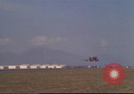 Image avion militaires et civiles américaines les aéronefs sont exploités sur aérodrome Da Nang au Vietnam, 1970, de la seconde 27 séquences d'archives historiques vidéo 65675064010