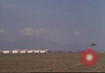 Image avion militaires et civiles américaines les aéronefs sont exploités sur aérodrome Da Nang au Vietnam, 1970, de la seconde 28 séquences d'archives historiques vidéo 65675064010