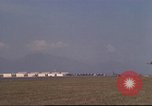 Image avion militaires et civiles américaines les aéronefs sont exploités sur aérodrome Da Nang au Vietnam, 1970, de la seconde 29 séquences d'archives historiques vidéo 65675064010
